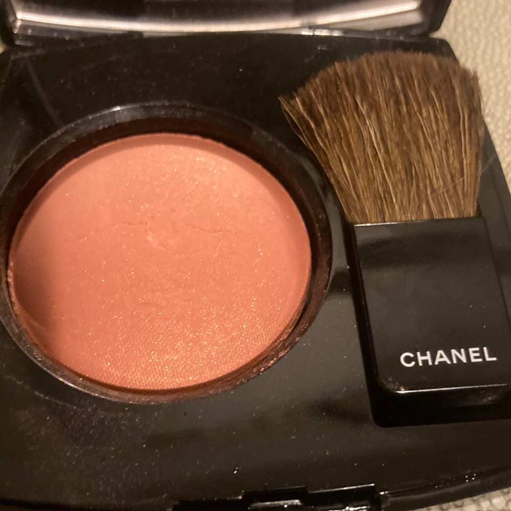 Chanel blush Joues Contraste Powder Blush in the shade 55 In Love.